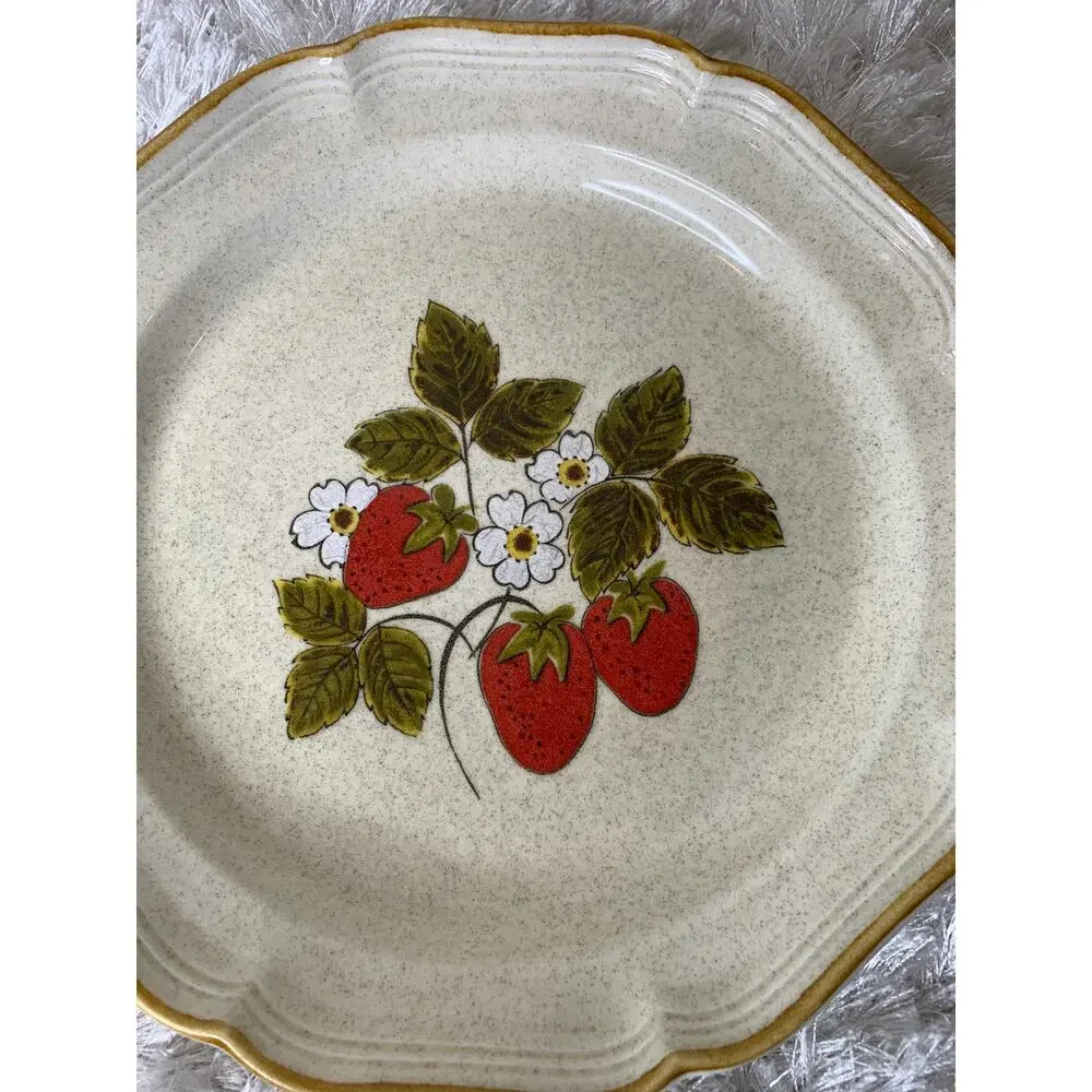 Mikasa Strawberry Festival Design EB 801 Dinner Plate 1980s